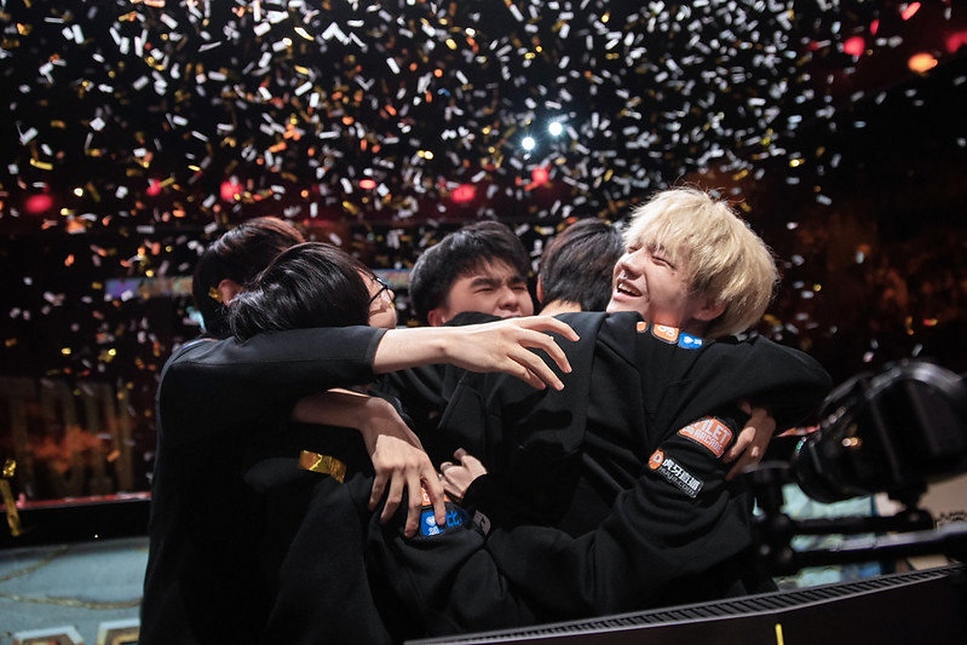 包含FPX鏖战FLY，Zeus惊艳世界的词条