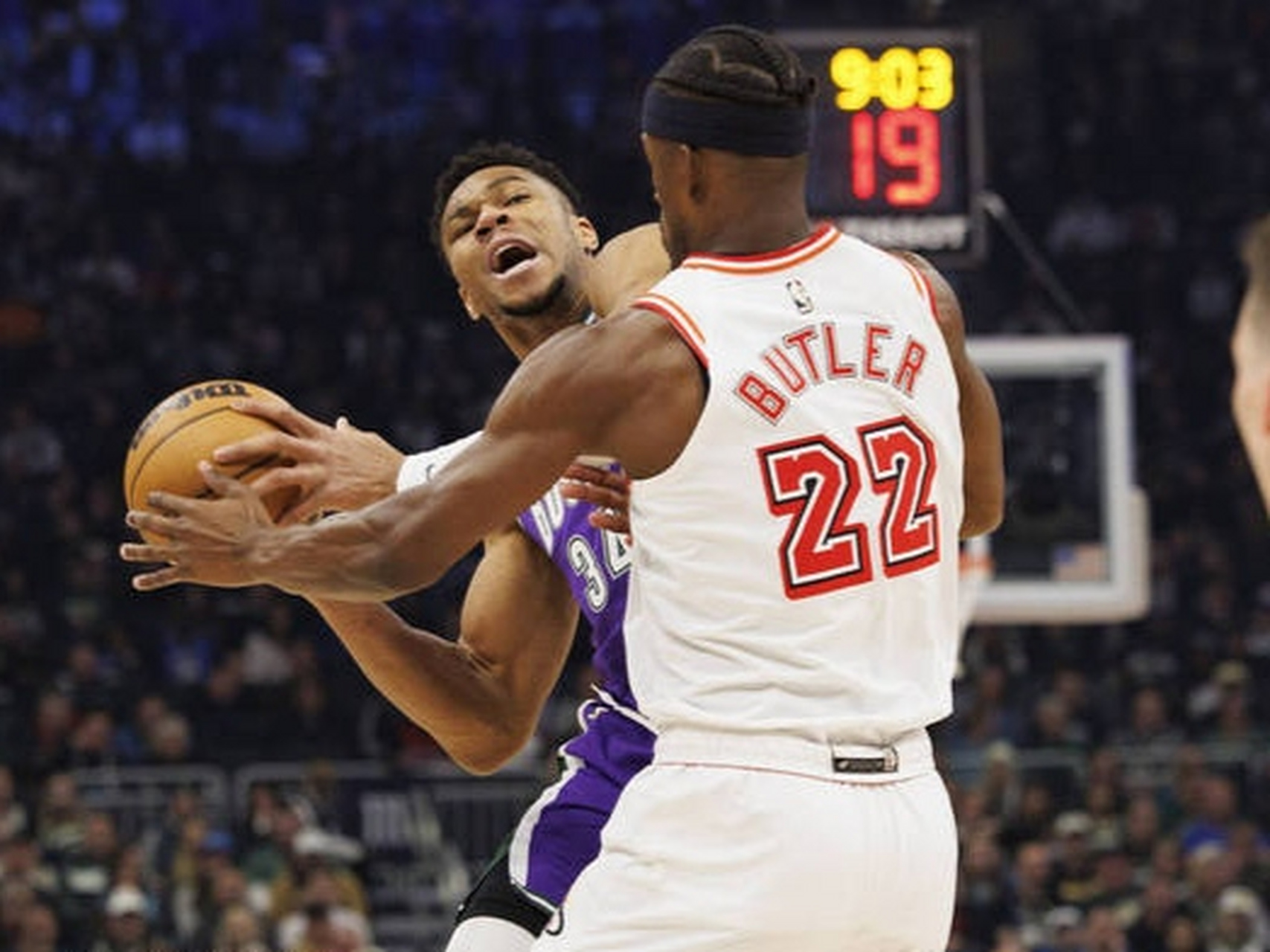 雄鹿主场大胜热火，东部前两领先一步