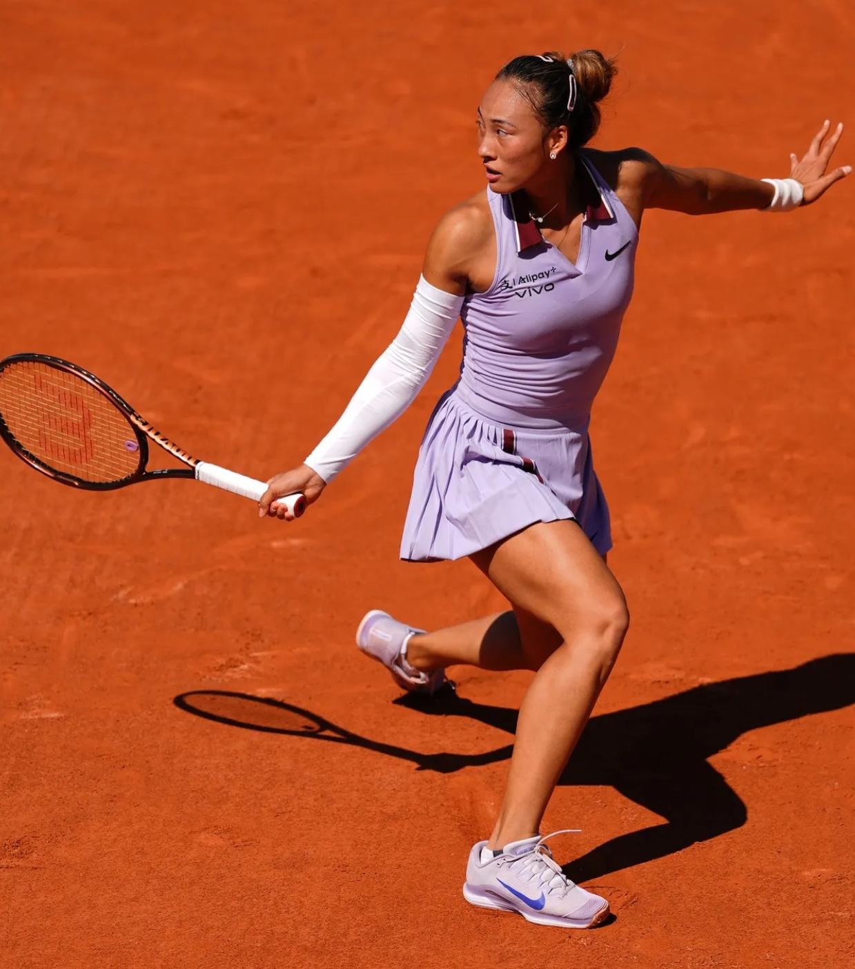 冷静应对，女足球员在比赛中披荆斩棘的简单介绍