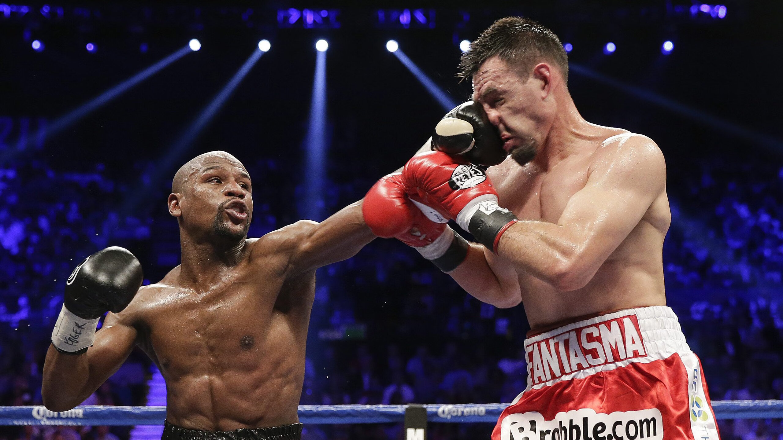 从冰封到救赎,阿什拉夫在拜仁对阵冰岛之战中重铸自我